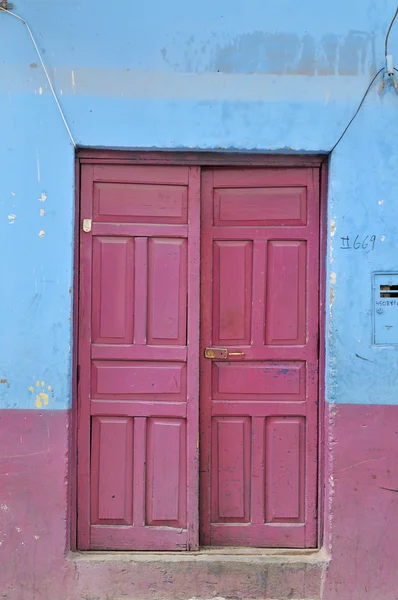 Staré grungy dveře s tvarovaných stěn — Stock fotografie