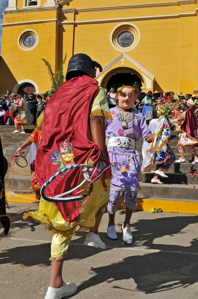 Dança folclórica peruana "Los Diablos" no norte do Peru — Fotografia de Stock