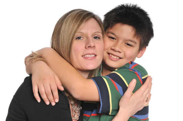 Madre e figlio sorridenti e abbracciati — Foto Stock