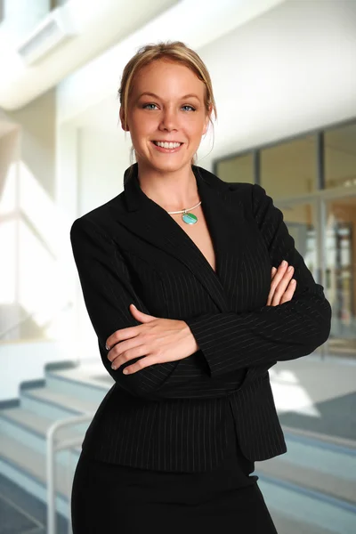 Joven empresaria sonriendo — Foto de Stock