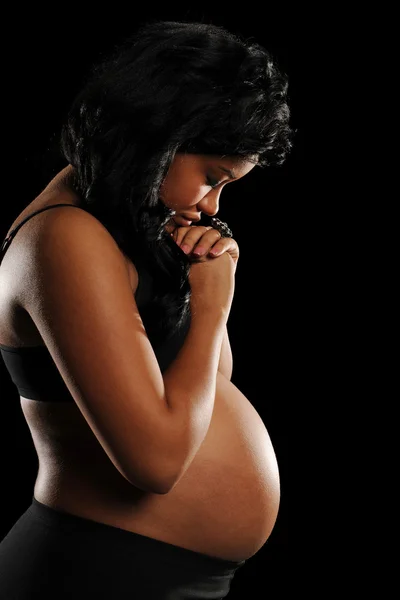 Jonge african american vrouw zwanger bidden — Stockfoto