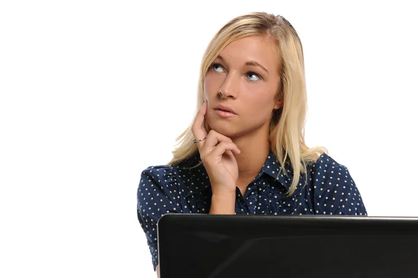 Jonge blonde zakenvrouw met laptop — Stockfoto