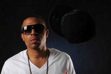 Genç Afrikalı Amerikalı adam