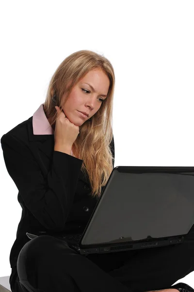 Jonge zakenvrouw op een laptopcomputer — Stockfoto