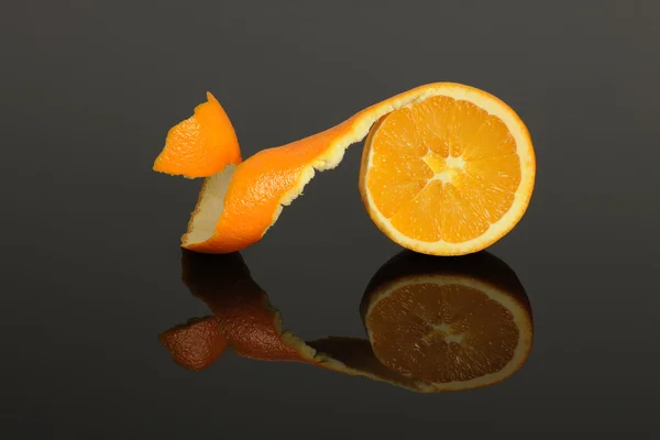 Medio naranja pelado —  Fotos de Stock