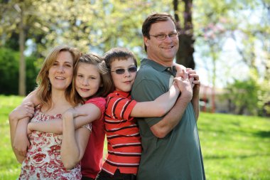 oğlu ve kızı ile genç ailesi