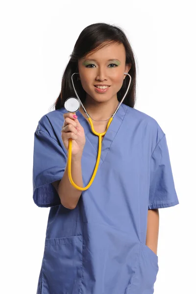 Jeune médecin asiatique avec stéthoscope — Photo