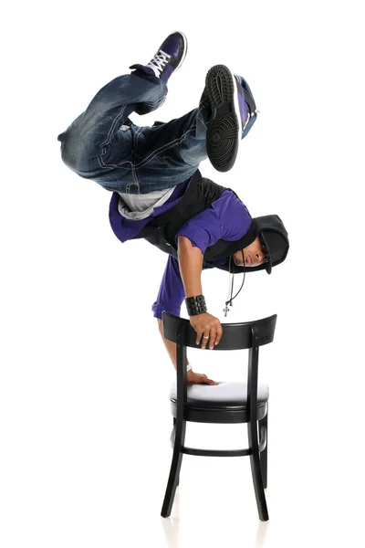 Χιπ χοπ χορεύτρια στυλ εκτέλεση usind μια καρέκλα — Φωτογραφία Αρχείου
