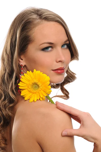 Jovem mulher bonita segurando uma flor amarela — Fotografia de Stock