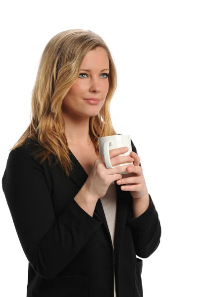 Молодая деловая женщина держит чашку кофе — стоковое фото