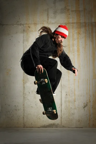 Skateboarder realizando truques — Fotografia de Stock