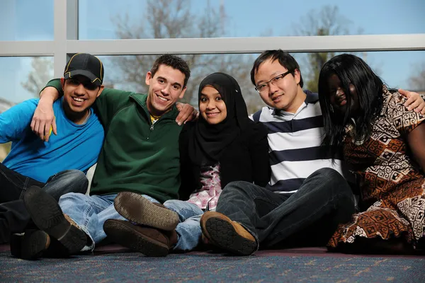 Diverso grupo de estudiantes sonriendo y divirtiéndose — Foto de Stock