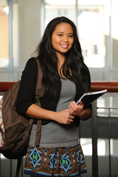 Ung asiatisk kvinna i college — Stockfoto