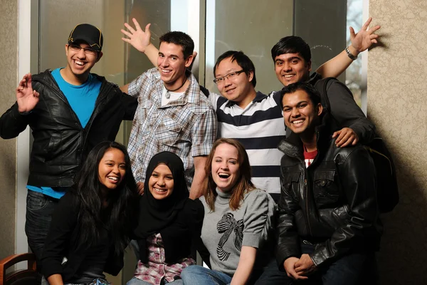 Grupo muy diverso de estudiantes — Foto de Stock