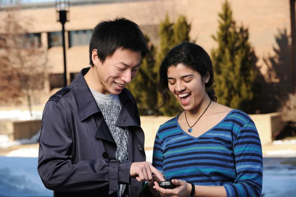 Estudantes universitários com telefone celular — Fotografia de Stock