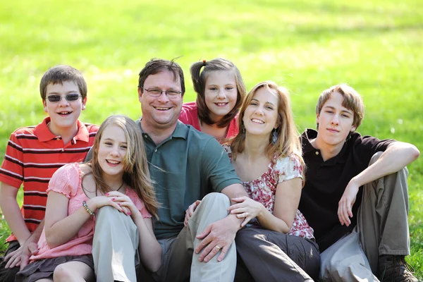 Junge Familie im Freien — Stockfoto