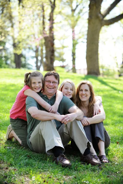 Familia joven al aire libre — Foto de Stock