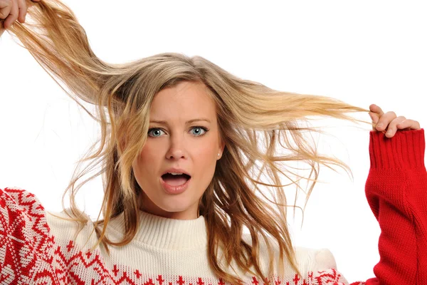 Ung blond kvinna drar hennes hår — Stockfoto