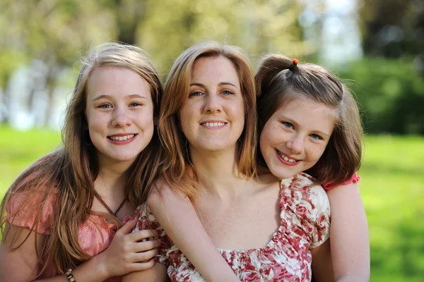 Moeder en dochters portret — Stockfoto