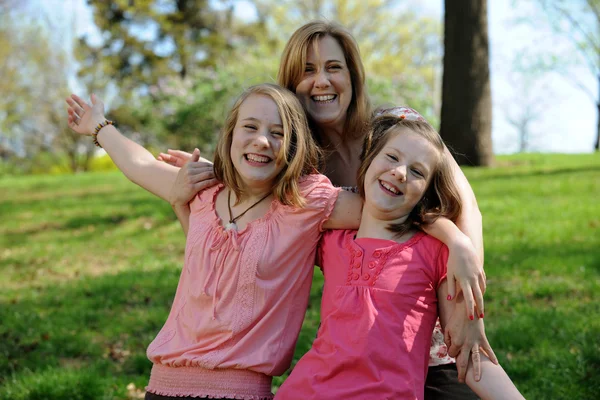 Junge Mutter und ihre Töchter haben Spaß — Stockfoto
