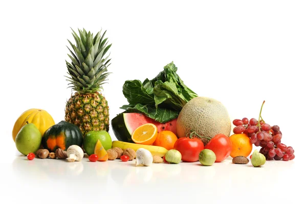 Kleurrijke vruchten gerangschikt in een groep — Stockfoto