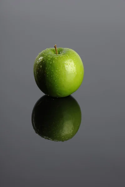 Grönt äpple — Stockfoto