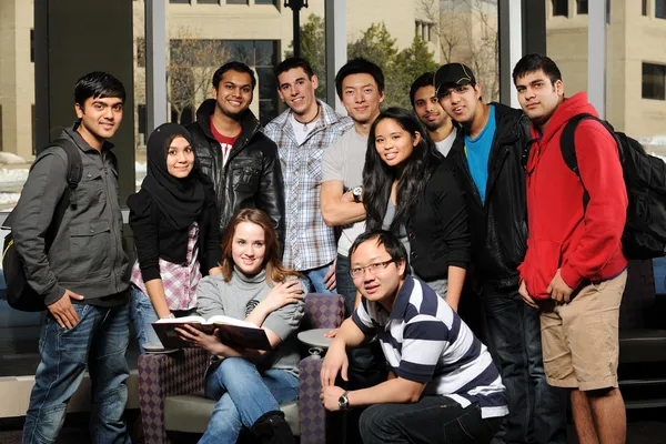 大学キャンパスにおける学生の多様なグループ ストック写真
