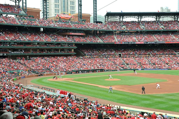 Béisbol en el estadio Busch con el lanzador Chris Carpenter en el mo — Foto de Stock