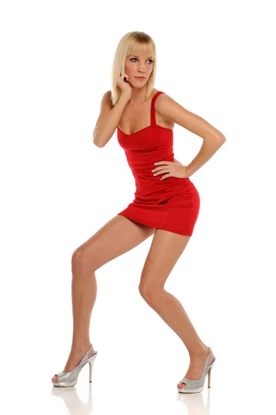 Jeune femme blonde portant une robe rouge — Photo