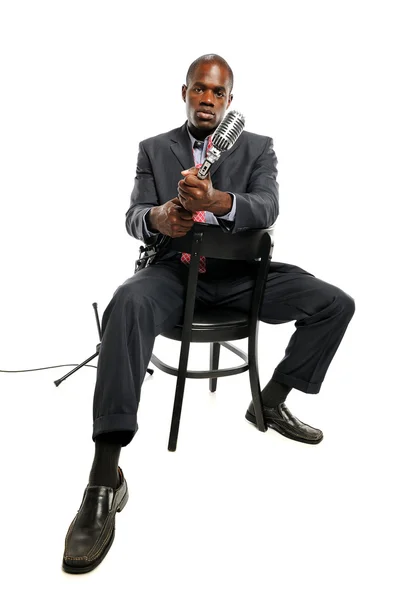 Homem Africano Americano segurando um microfone vintage — Fotografia de Stock