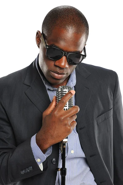 Афроамериканский певец держит винтажный микрофон — стоковое фото