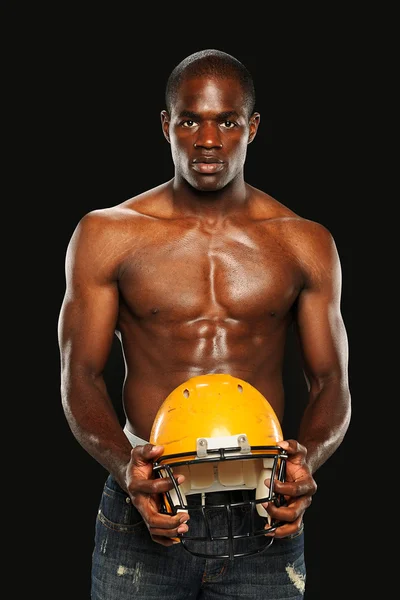 Jovem afro-americano segurando um capacete de futebol — Fotografia de Stock