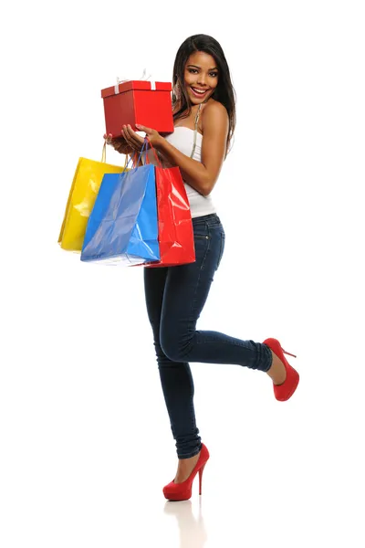 Joven mujer afroamericana con bolsas de compras —  Fotos de Stock