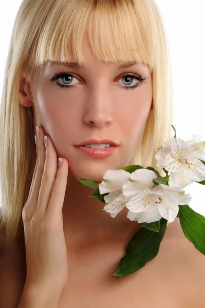 Jovem loira segurando Lillies — Fotografia de Stock