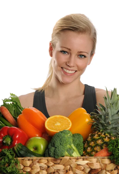 Jovem Womna segurado uma cesta de frutas e legumes — Fotografia de Stock