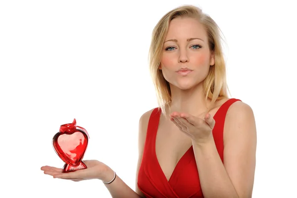 Kırmızı bir elbise giymiş ve kalp şekli tutan genç bir kadın — Stok fotoğraf