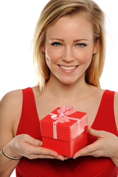 Młoda blond kobieta trzyma prezent Walentynki — Zdjęcie stockowe