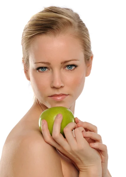 Joven hermosa mujer sosteniendo una manzana verde — Foto de Stock