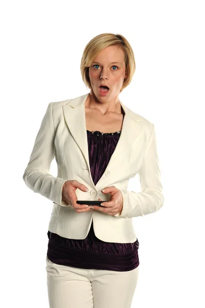 Junge Geschäftsfrau drückt Überraschung per SMS aus — Stockfoto
