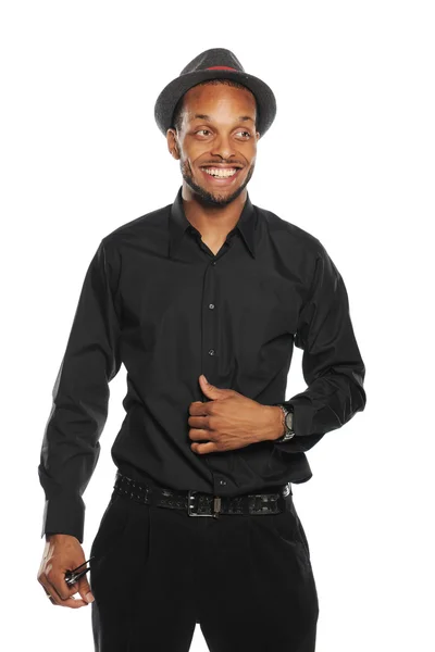 Jovem negro sorrindo e usando um chapéu — Fotografia de Stock