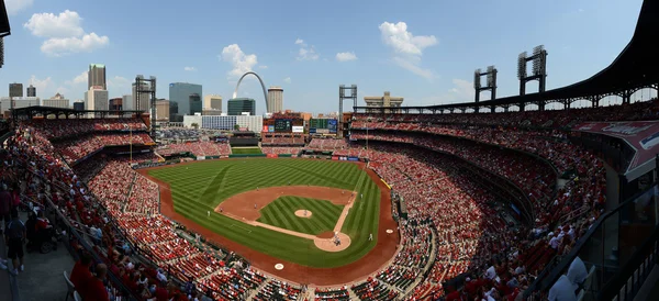 ST. LOUIS - 07 DE JULIO: Un partido de béisbol en el Busch Stadium entre — Foto de Stock