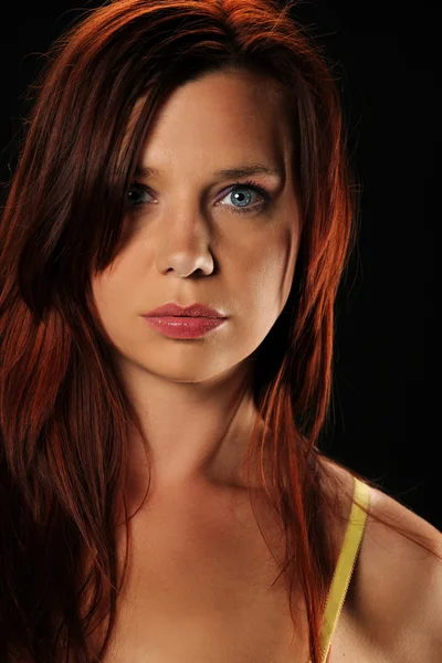 A vörös hajú nő portréja — Stock Fotó