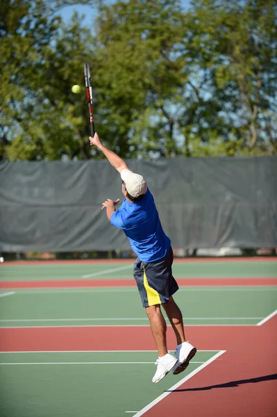 成熟したヒスパニックのテニス選手 — ストック写真
