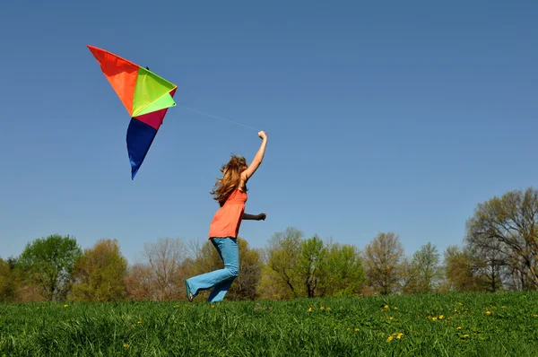 Chica joven corriendo con cometa — Foto de Stock