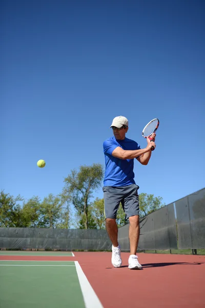 Tennis betaler retuning van een bal — Stockfoto