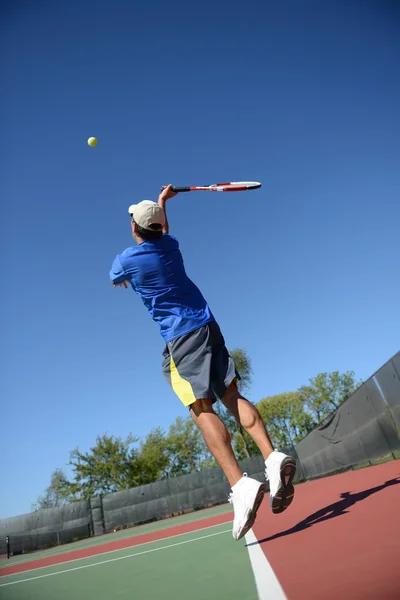 Mature tennis player serving — Stock Photo, Image