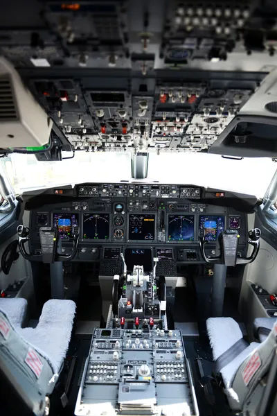 Airplane cockpit of a 737-800 — Stock Photo, Image