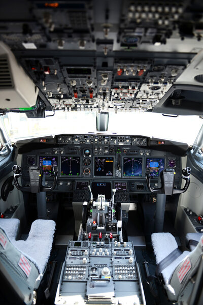 Airplane cockpit of a 737-800