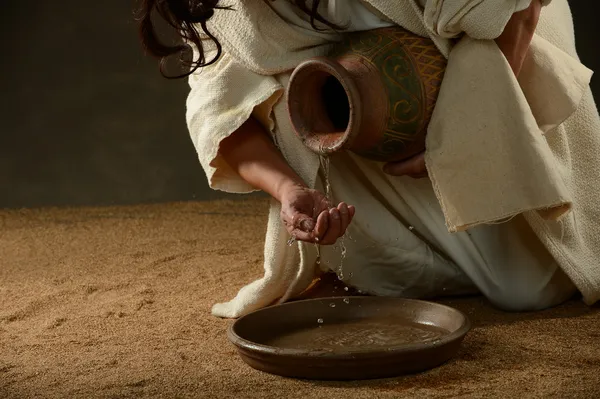 Jesús derramando agua — Foto de Stock