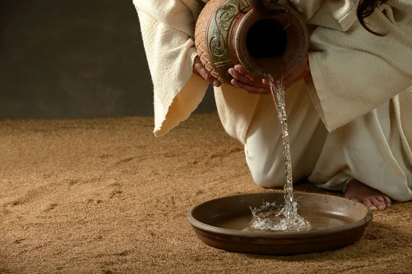 Иисус льет воду Стоковая Картинка